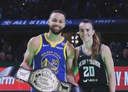 华体会网址-WNBA全明星众球员身着“还钱”T恤表达抗议
