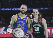 华体会网址-WNBA全明星众球员身着“还钱”T恤表达抗议