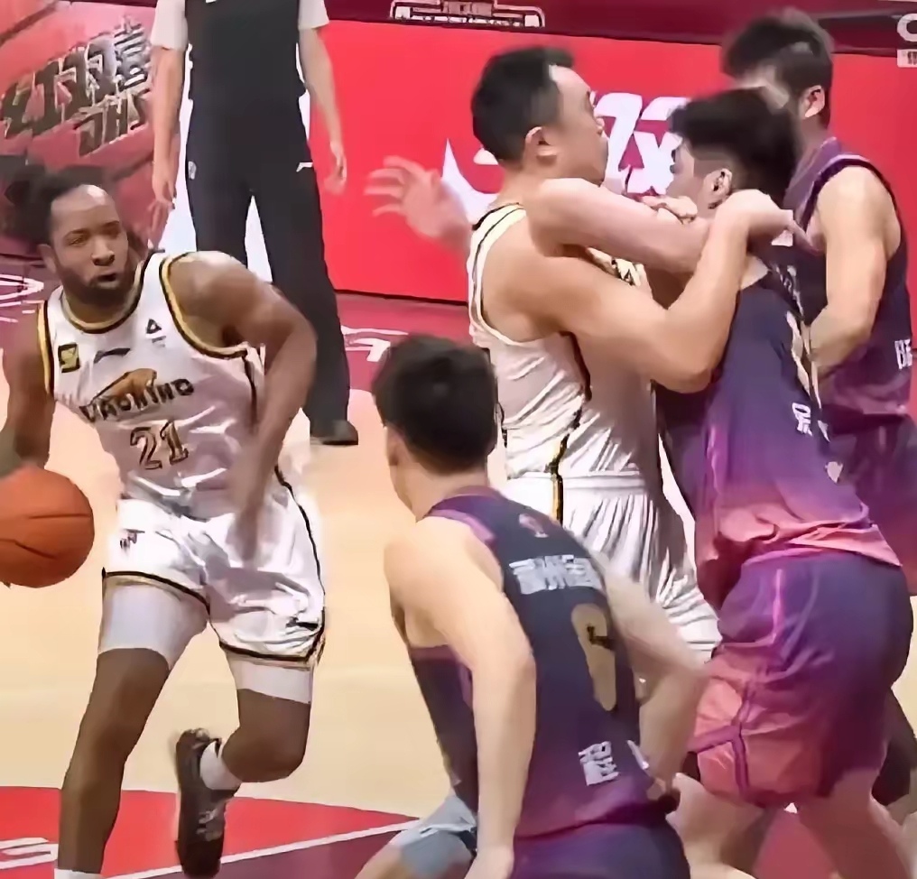 贴身防守打崩对手！球队实力碾压对手！的简单介绍