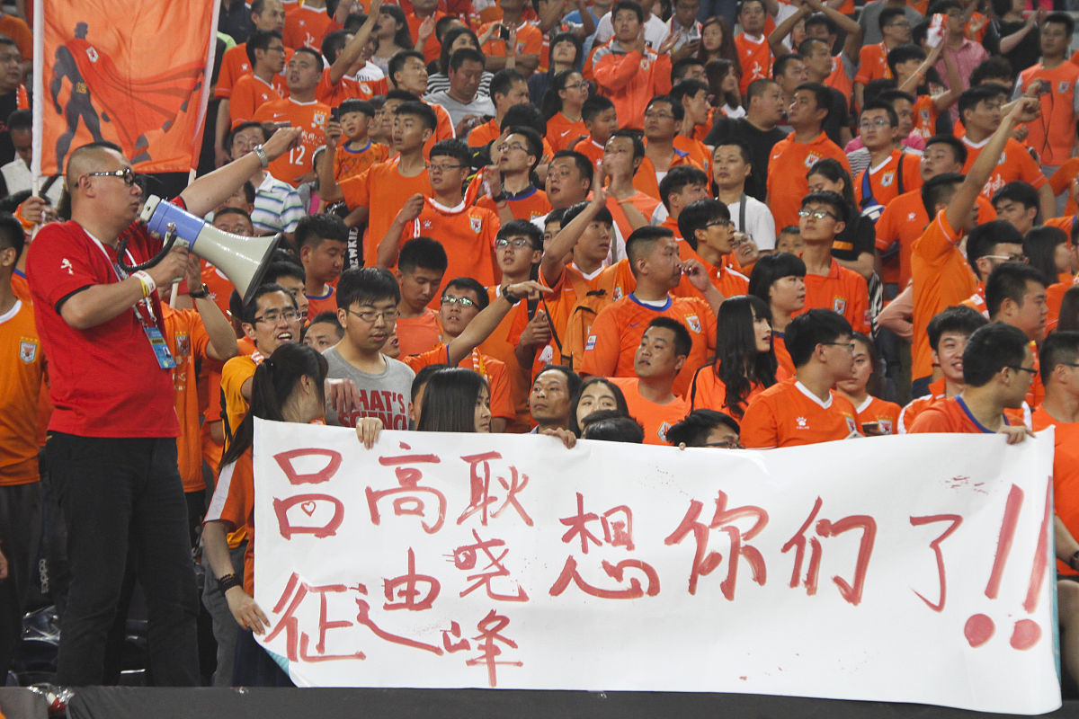 包含足球赛场上的强强对话激发球员斗志的词条