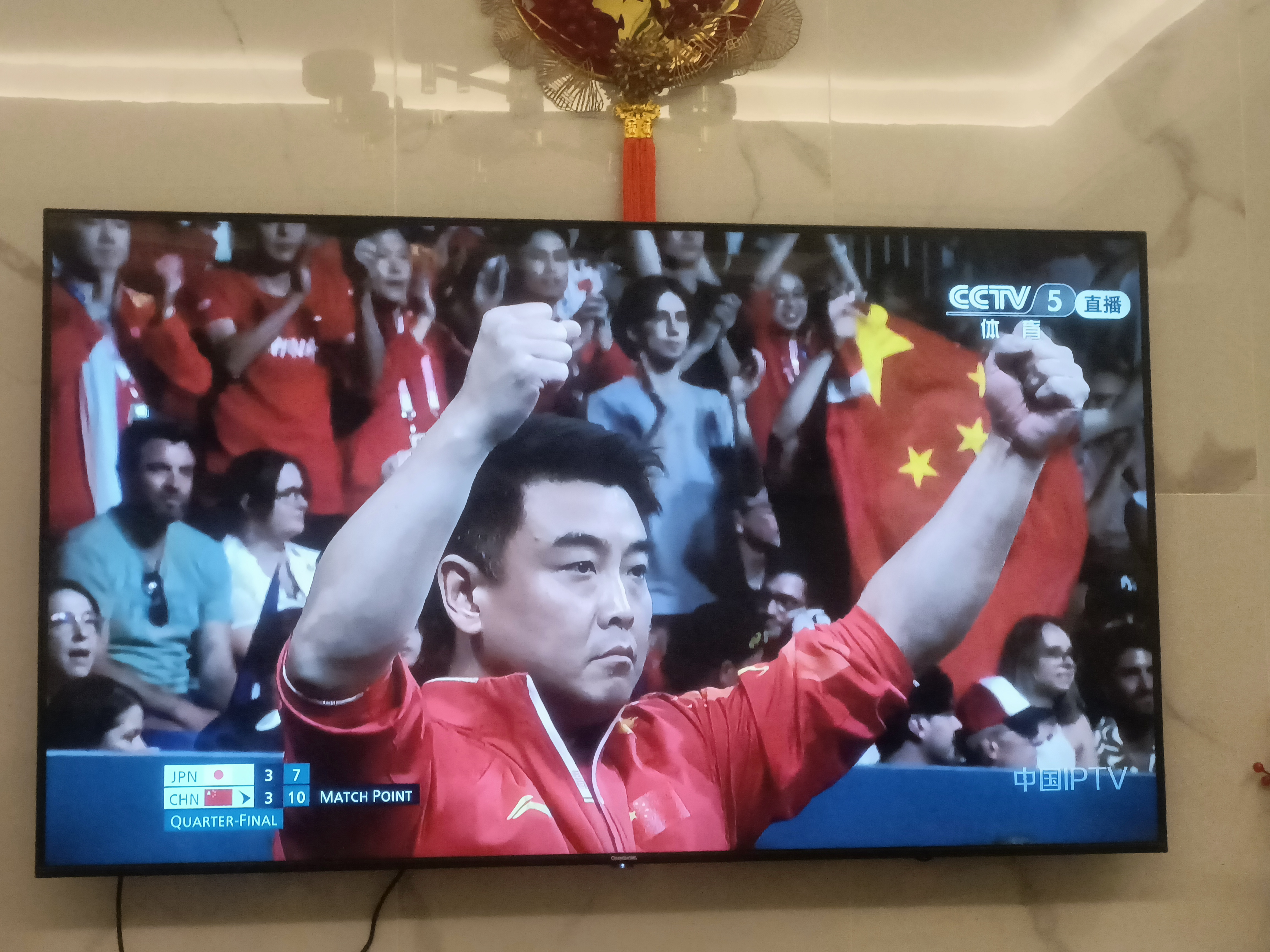 运动员在比赛中夺得紧张胜利