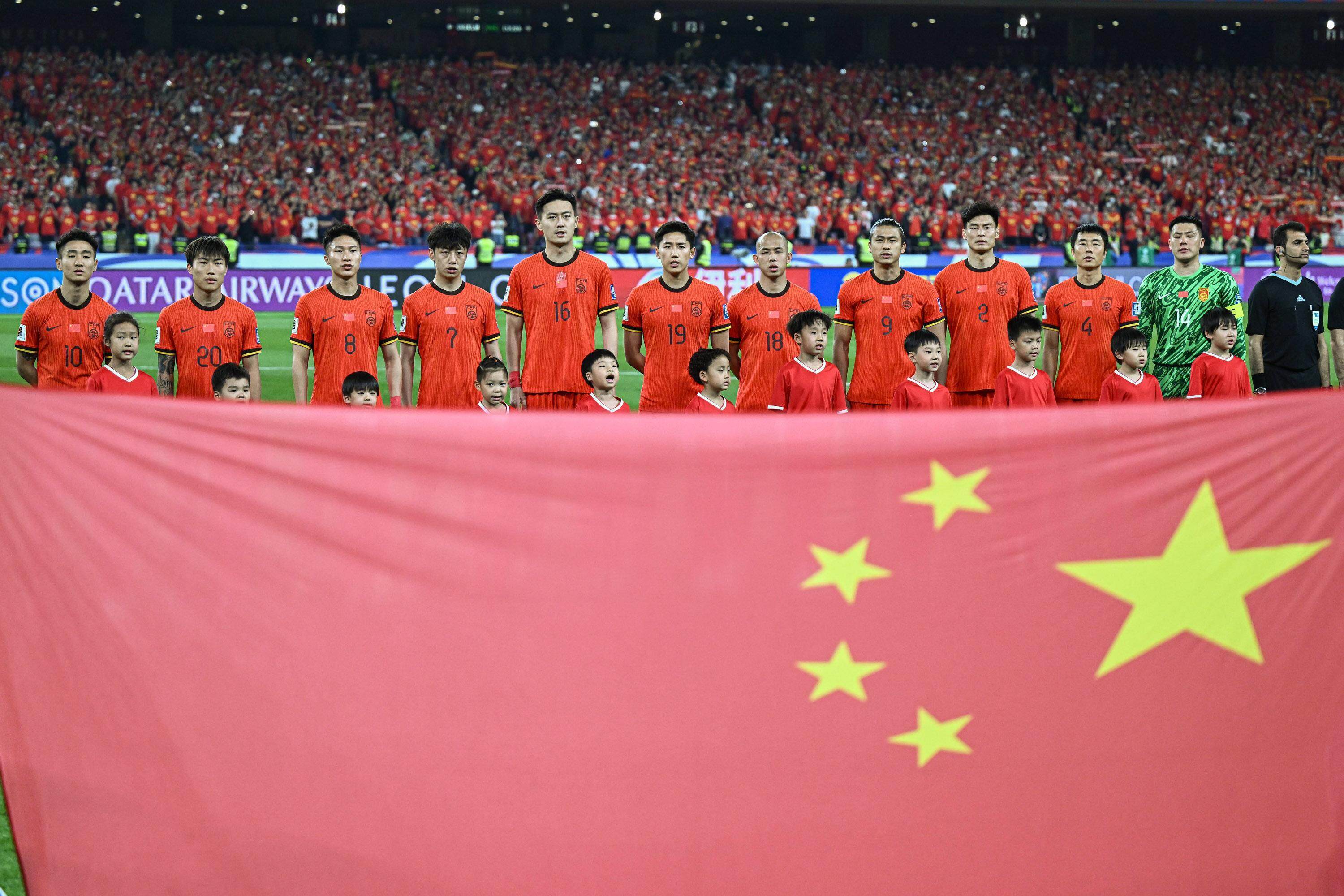 包含世预赛前瞻：国足力争主场捍卫尊严的词条