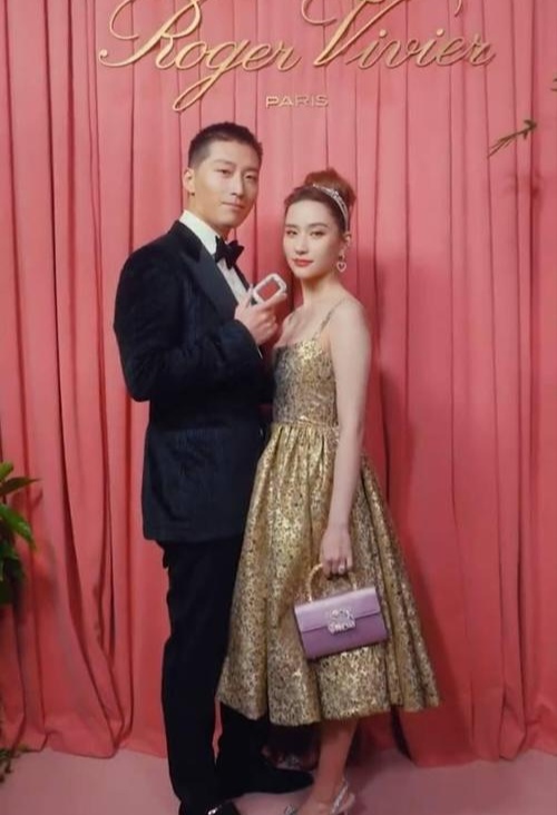 包含破婚变传闻？穆勒晒与妻子马匹合照：巴伐利亚冠军正准备下场比赛的词条