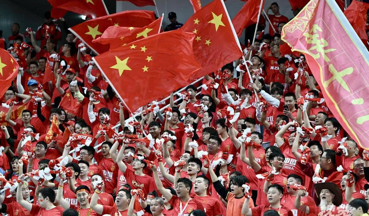 包含国际足球比赛现场回顾，中国队实力获得认可的词条