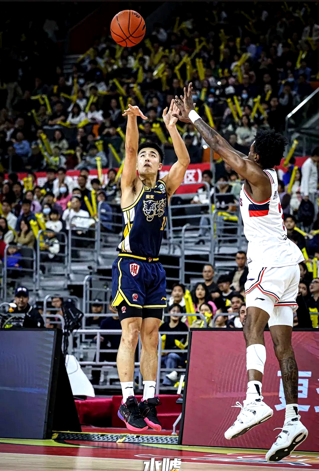 林崴31分同曦不敌广东李弘权26分上海胜四川(李弘权是谁的儿子)